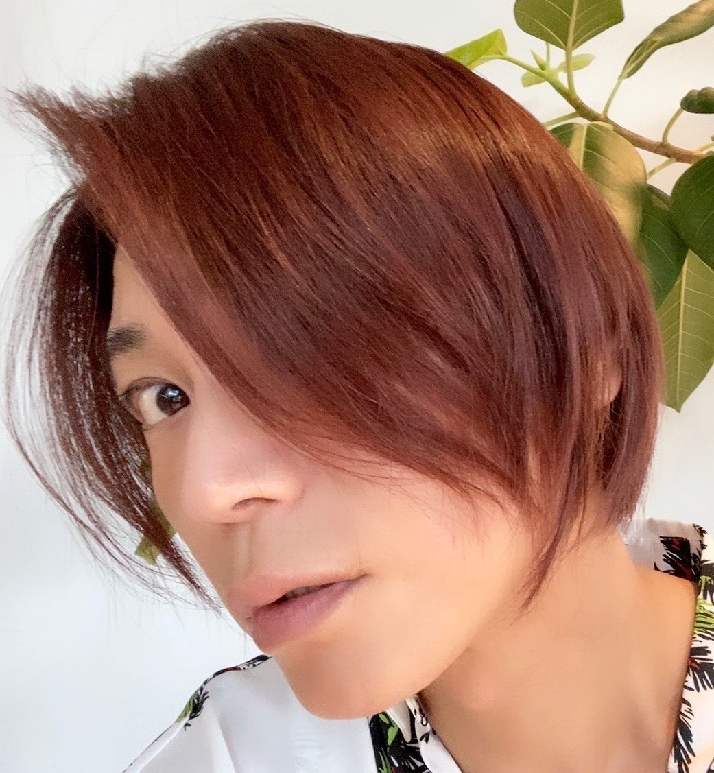 氷川きよし / HIKAWA KIYOSHI on Instagram: “いきなりですが髪色変えちゃいました。 ピンクカラーレベル10です！新鮮な気持ち。  はぁードキドキ。 緊張とプレッシャー(T . T)  いよいよ明治座の舞台が28日から1ヶ月明治座でがんばります。  二週間の稽古、恋之介の座組の皆様最善の注意で必死にがんばってきました！…”