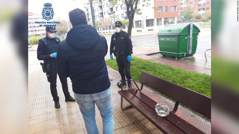 CNN.co.jp : 魚やめんどりを「散歩」、自宅待機命令の抜け道探す人続出　スペイン