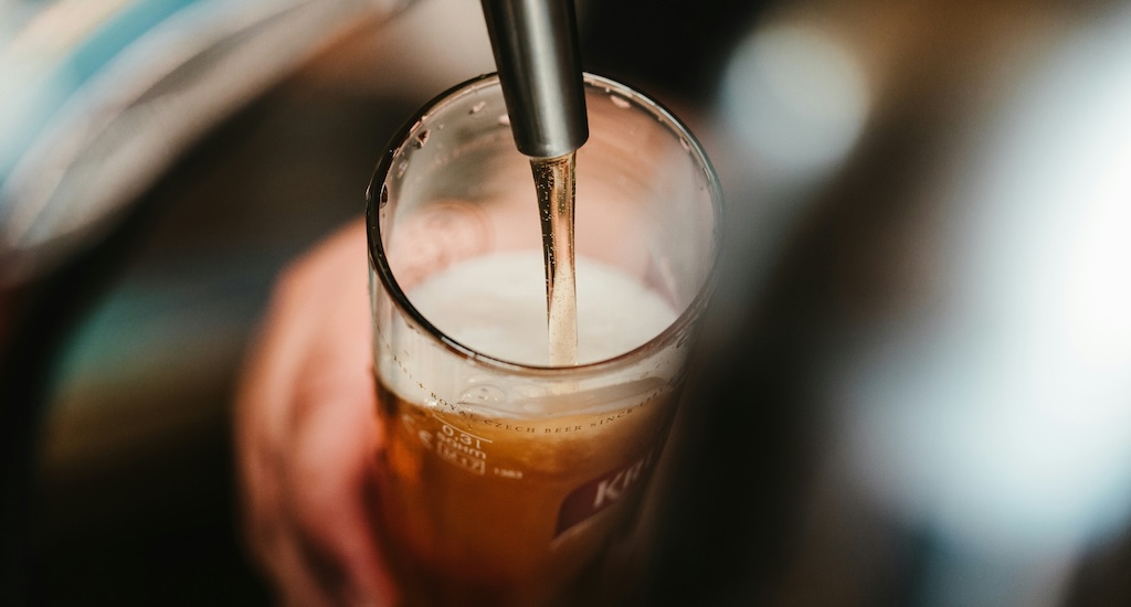 お酒が腸内細菌に“武器”を与える？新研究が明らかにした肝臓への悪循環