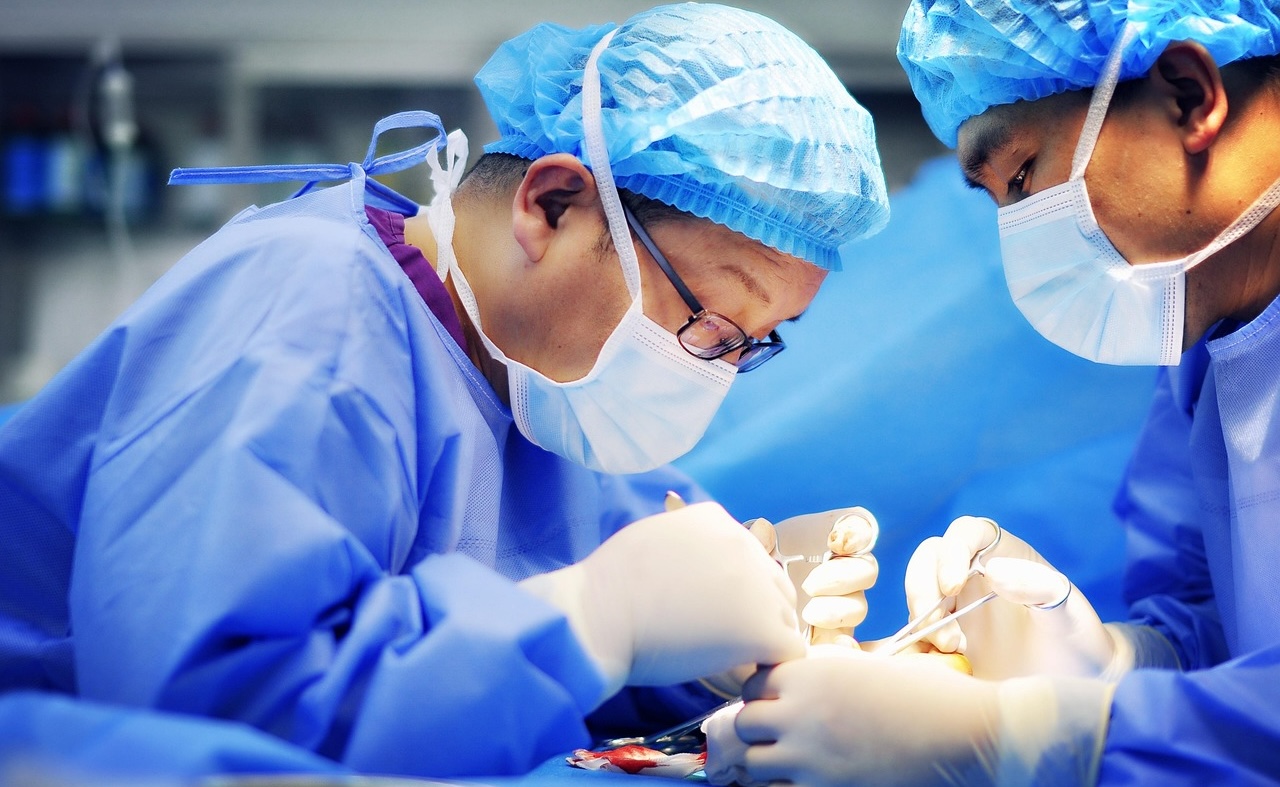 わざと脚の骨を折って身長を伸ばす「骨延長術」が話題… リスクは？